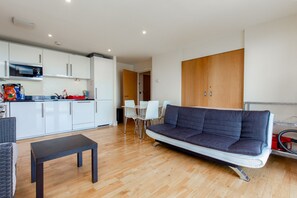 Apartment (1 Bedroom) | Living room - Park View Apartments - Deluxe Guest Room 1 (London)