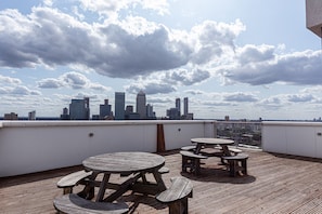 Apartment (1 Bedroom) | Balcony - Park View Apartments - Deluxe Guest Room 1 (London)