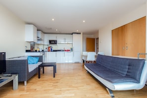 Apartment (1 Bedroom) | Living room - Park View Apartments - Deluxe Guest Room 1 (London)