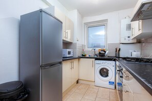 Oven, stovetop - James Middleton House - Deluxe Guest Room 4 (London)