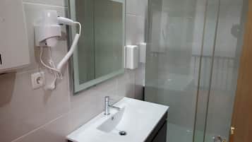 Ducha, artículos de higiene personal gratuitos y secador de pelo
