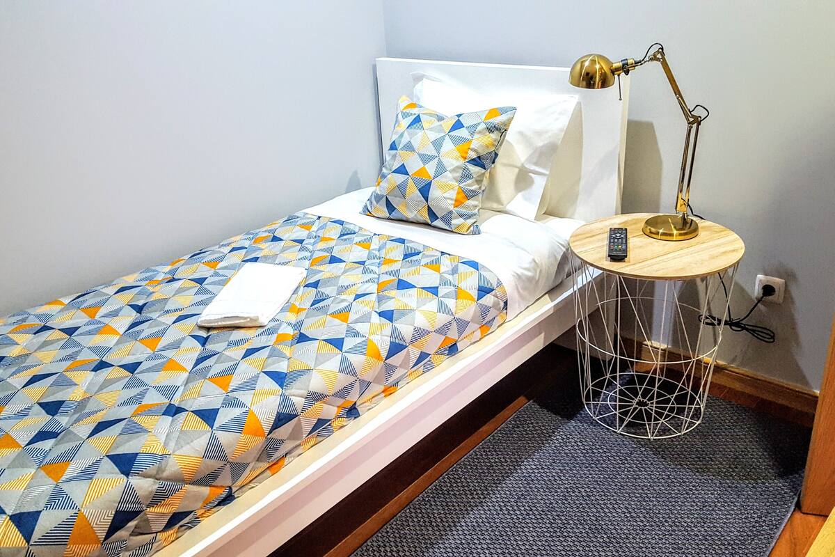 Single Room | Desk, soundproofing, WiFi (free), bed sheets