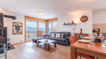 Een televisie, een open haard en een dvd-speler