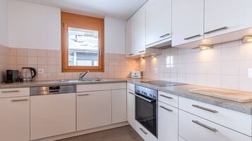 Een koelkast, een magnetron, een oven, een vaatwasser