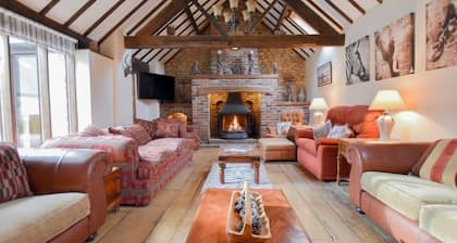 Das Cotswold Manor Wychwood mit Whirlpool, Spielscheune und 3 Hektar Parklandschaft