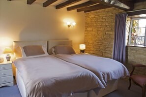 10 bedrooms - The Cotswold Manor Wychwood, with Hot-Tub, Games Barn, 3 acres of Parkland (Witney)