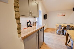 Private kitchen - The Cotswold Manor Wychwood, with Hot-Tub, Games Barn, 3 acres of Parkland (Witney)
