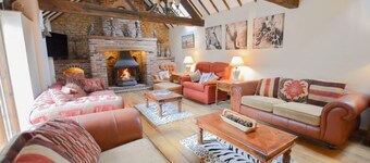 The Cotswold Manor Wychwood, with Hot-Tub, Games Barn, 3 acres of Parkland