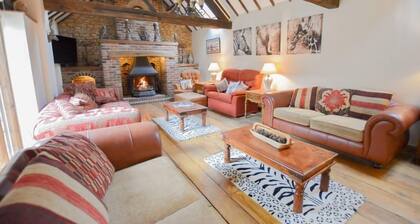 The Cotswold Manor Wychwood, with Hot-Tub, Games Barn, 3 acres of Parkland