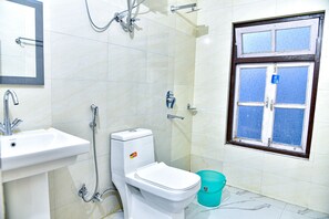 Shower, free toiletries, slippers, towels - Rufina Lachen Deezong (Chungthang)