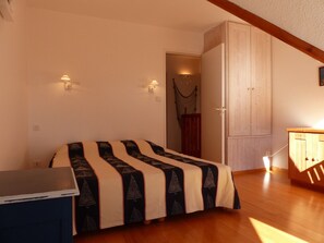 2 Schlafzimmer, Bügeleisen/Bügelbrett