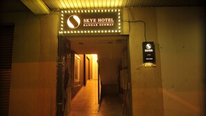 Een hal met een bordje voor Skye Hotel Bandar Sunway.