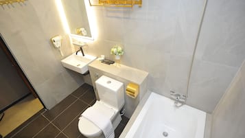 Deluxe Room (King) | Bilik Mandi | Pancuran mandi, pengering rambut, bidet, tuala disediakan