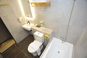 Deluxe Room (King) | Bilik Mandi | Pancuran mandi, pengering rambut, bidet, tuala disediakan 
