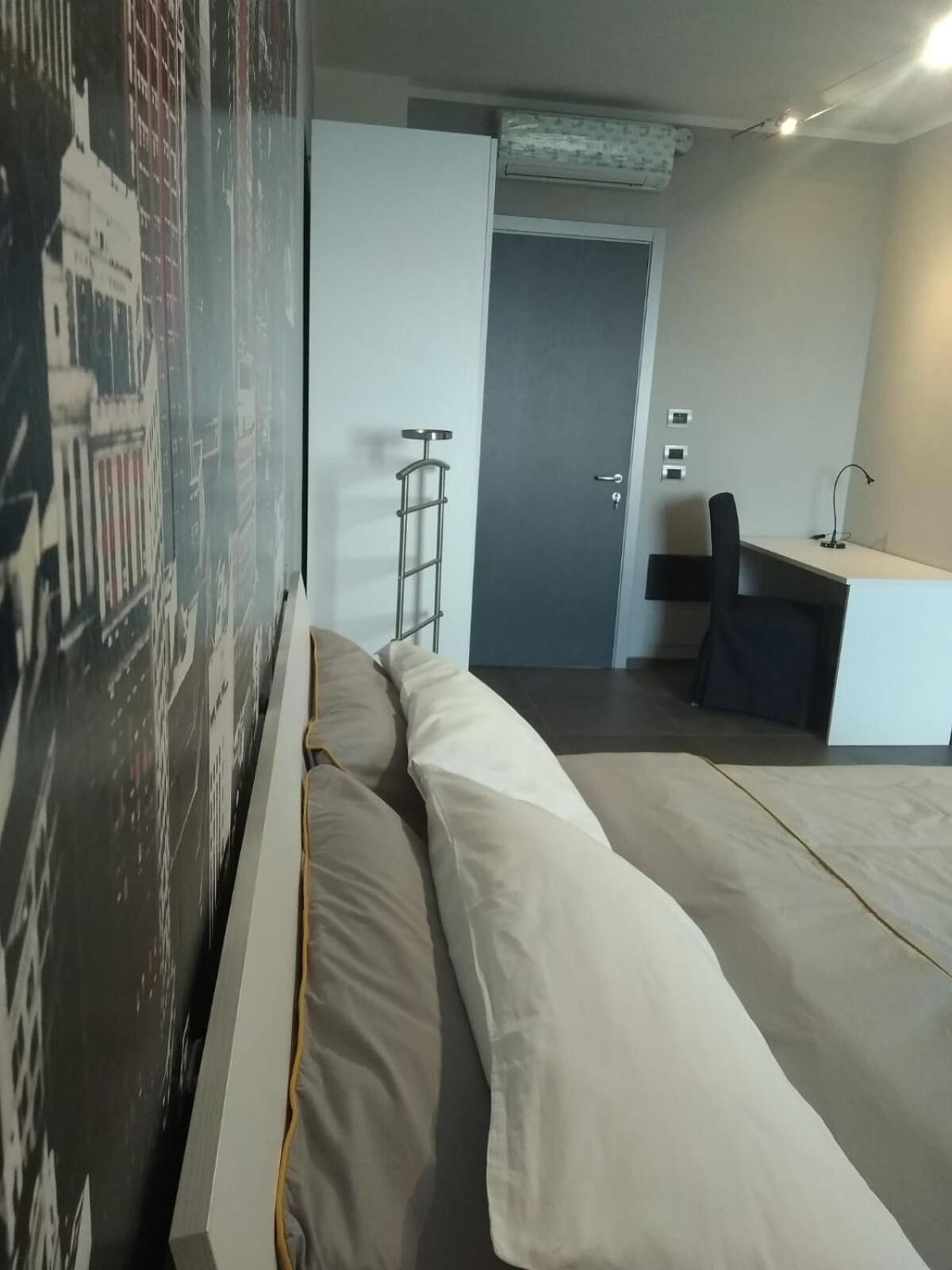 Cortinas opacas, sistema de insonorización, cunas (de pago)