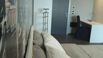 Cortinas opacas, sistema de insonorización, cunas (de pago)