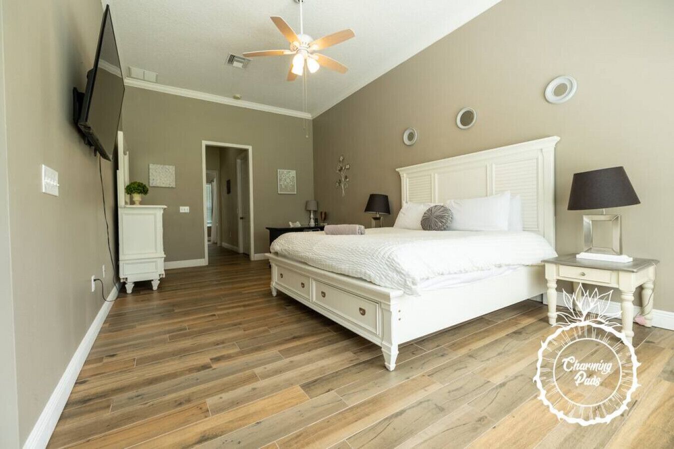 3 bedrooms, desk, iron/ironing board, travel crib