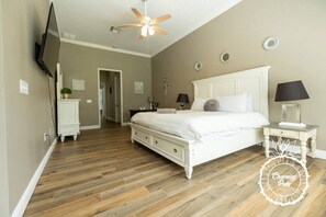 3 室のベッドルーム、デスク、アイロン / アイロン台、旅行用ベビーベッド