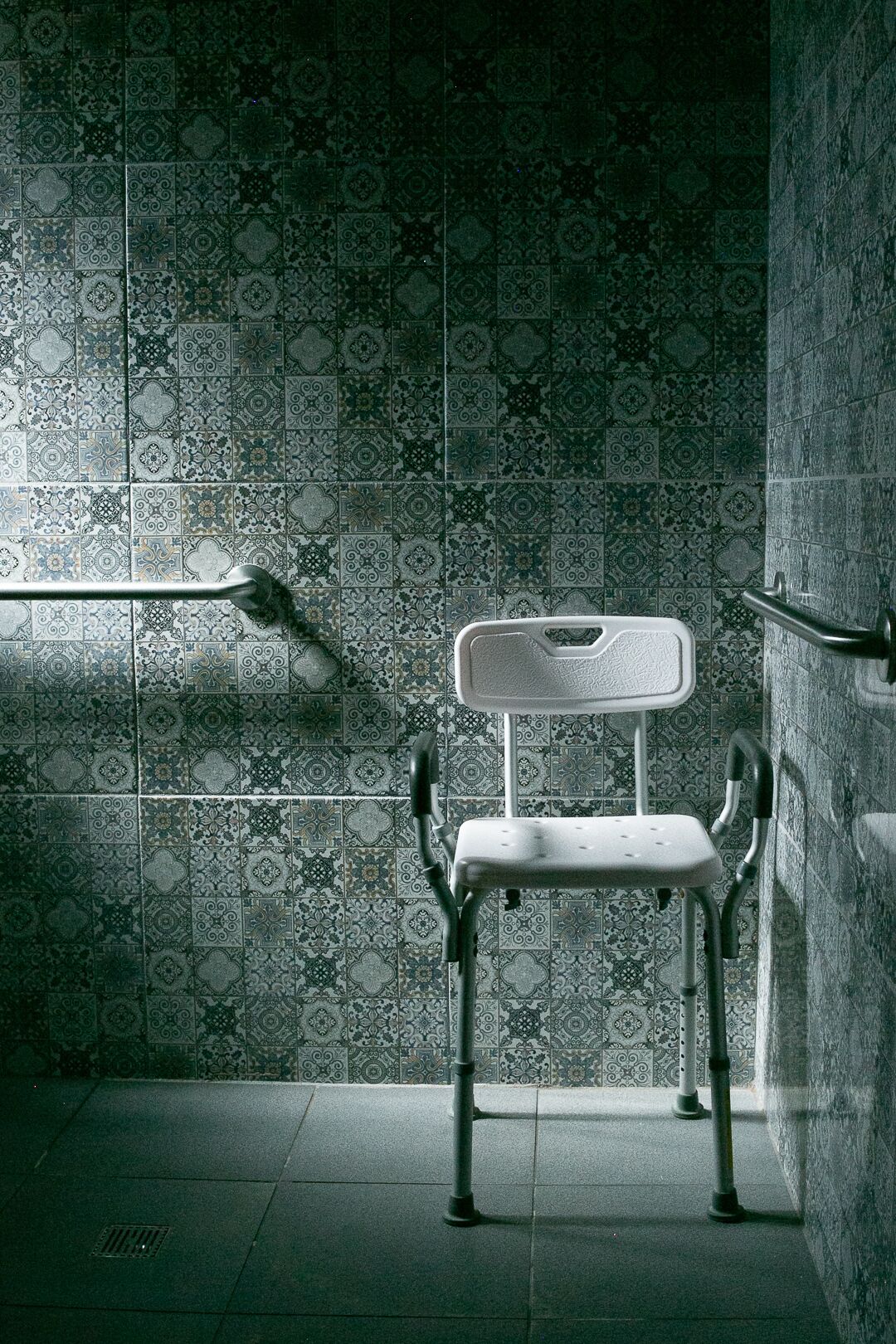 deluxe single room, 1 king bed, accessible, pool view | bathroom | shower, rainfall showerhead, eco-friendly toiletries, hair dryer