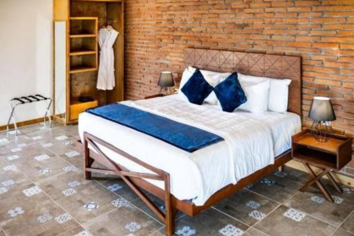 deluxe single room, 1 king bed, accessible, pool view | 1 bedroom, egyptian cotton sheets, premium bedding, down duvets