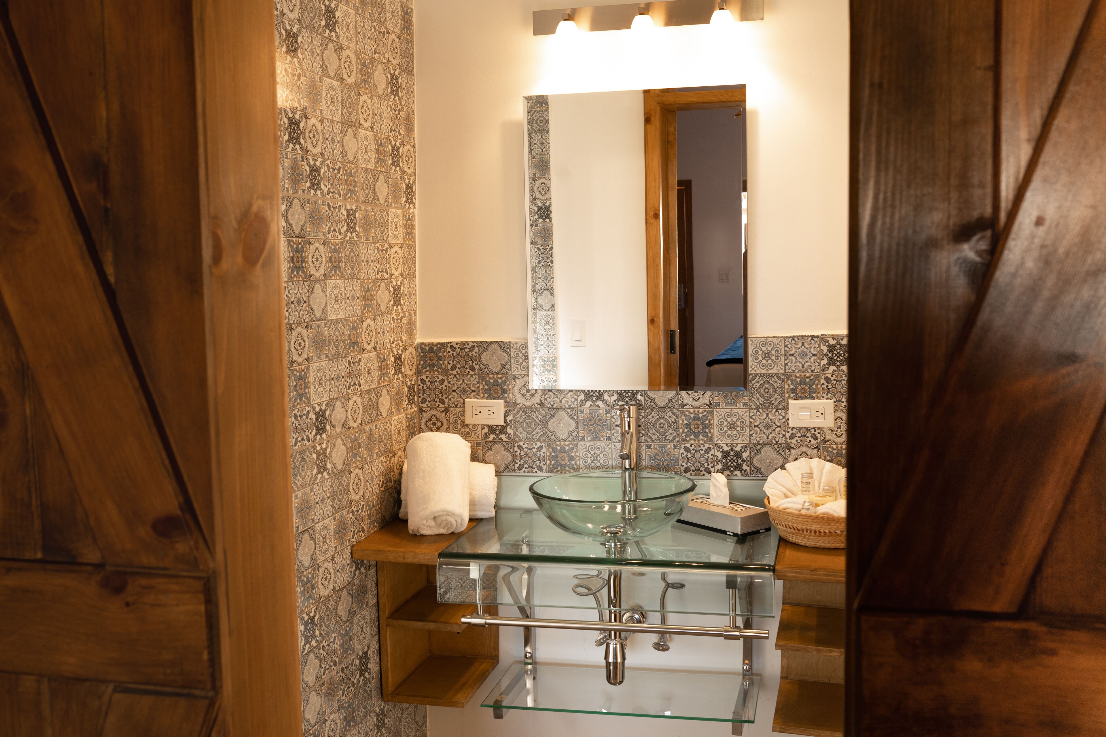 deluxe single room, 1 king bed, garden view | bathroom sink