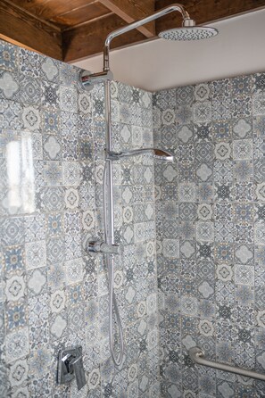 Bathroom shower - Ojo Azul Resort (Valle de Guadalupe)