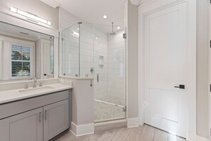 Ducha y bañera combinadas, secador de pelo, toallas y jabón