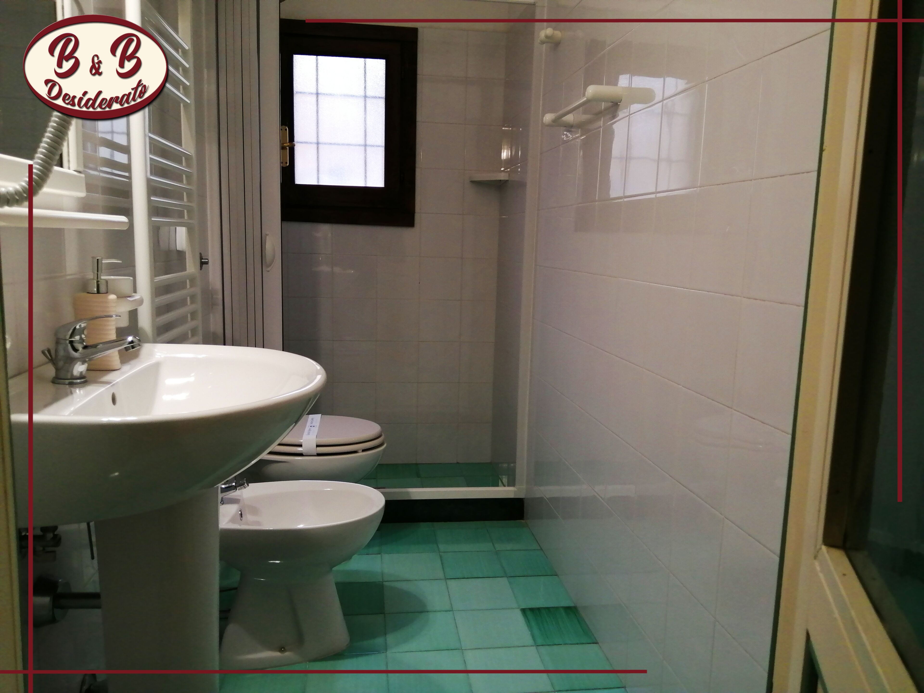 Douche, bidet, serviettes fournies, savon