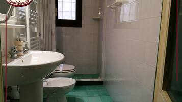 Douche, bidet, serviettes fournies, savon