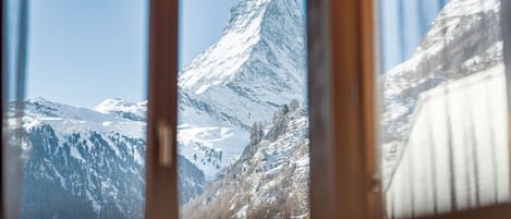 Desk, soundproofing, free WiFi, bed sheets