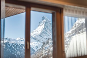 Escritorio, sistema de insonorización, wifi gratis y ropa de cama 