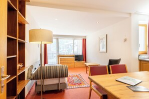 Familienapartment, 2 Schlafzimmer, Bergblick | Wohnbereich | Flachbildfernseher