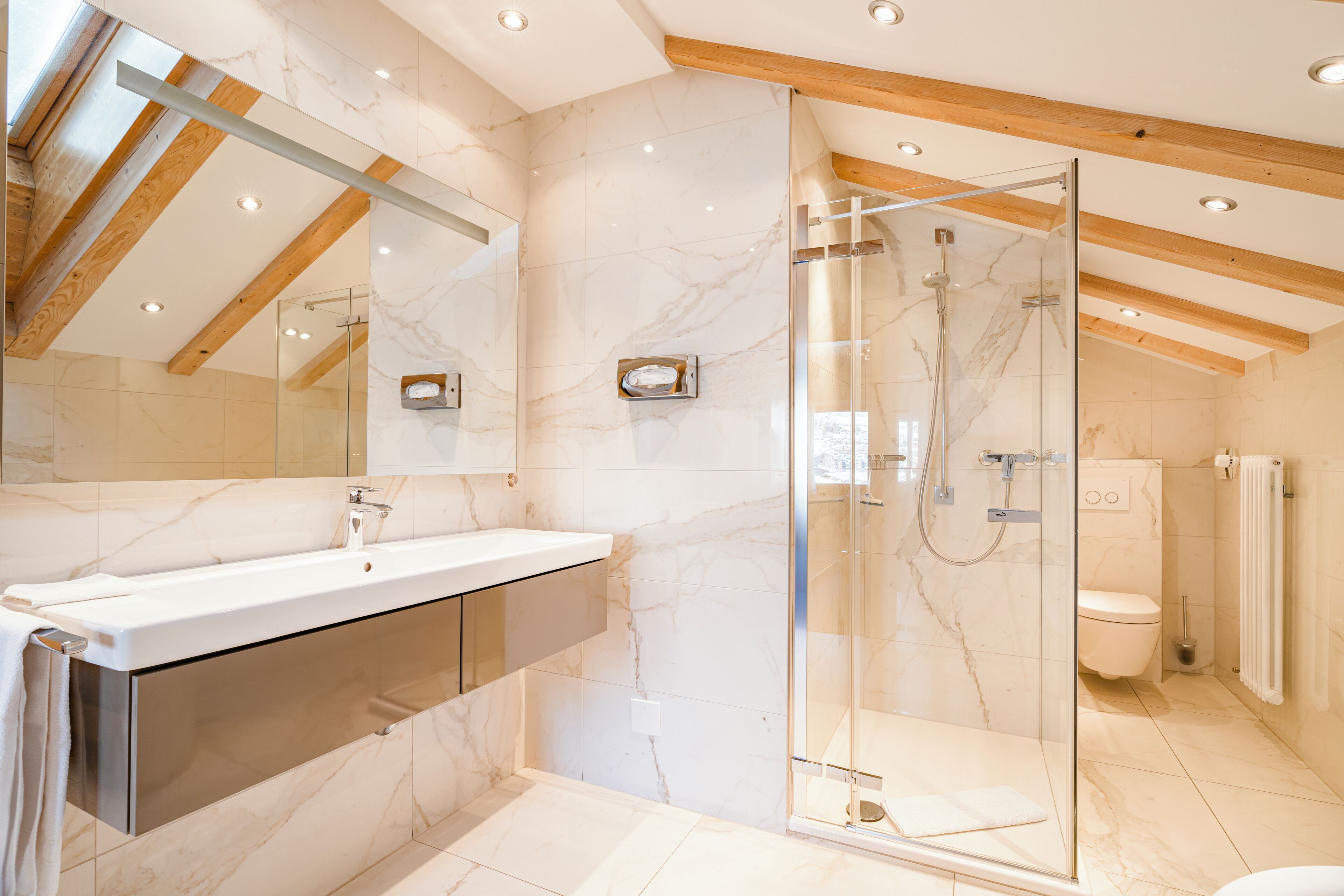 triple room | bathroom | towels