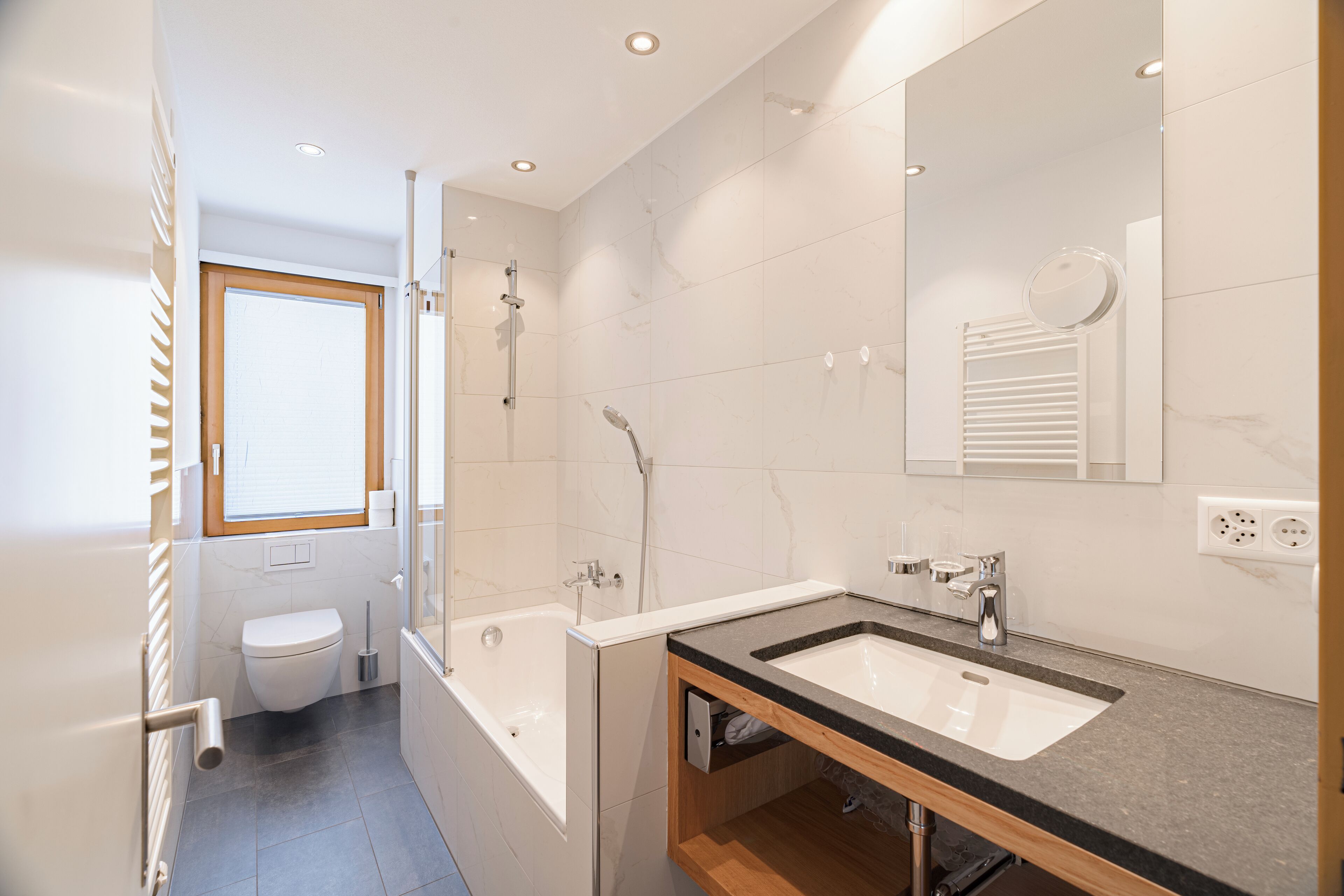 twin room, balcony (west) | bathroom | towels