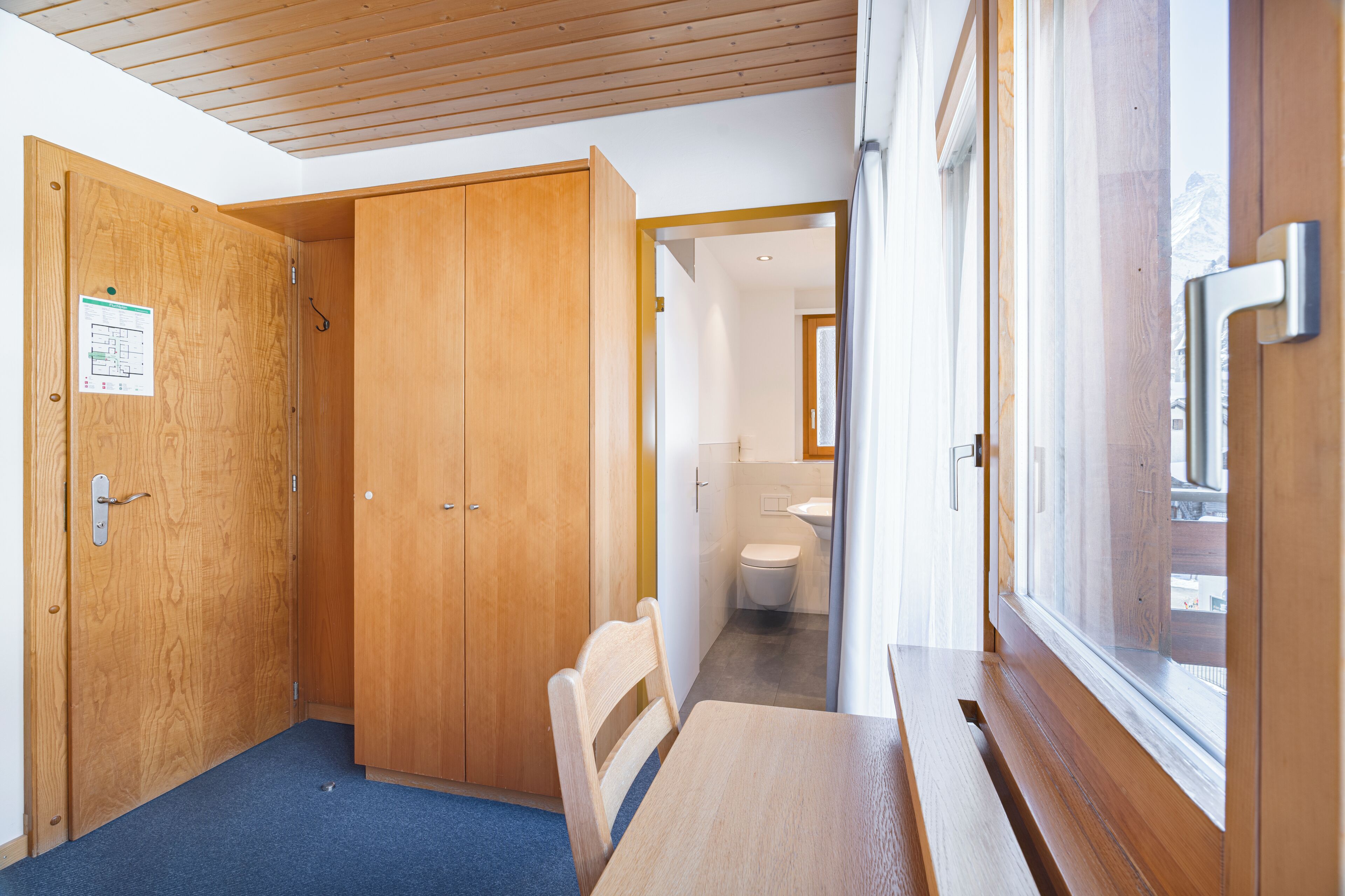 single room | bathroom | towels