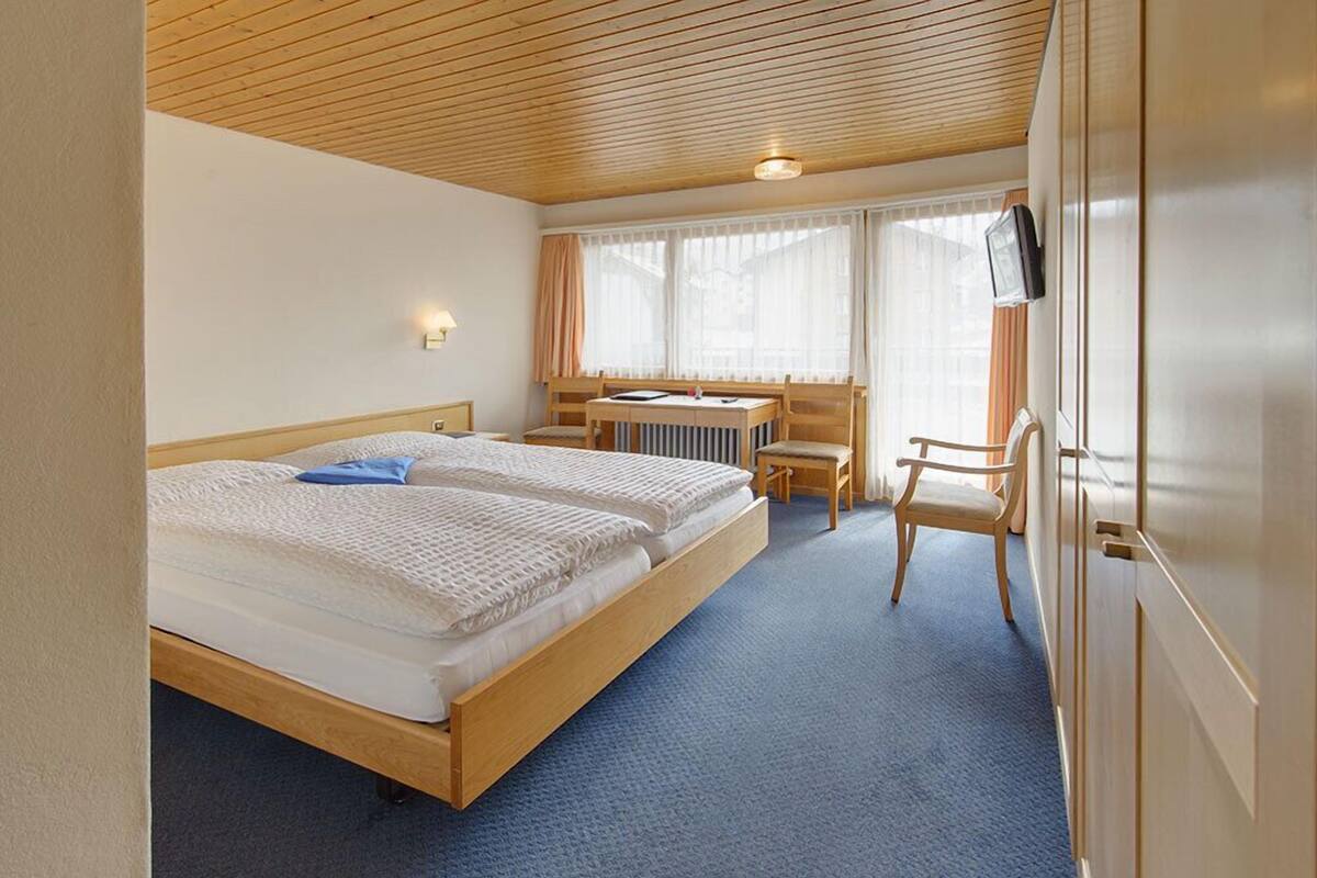 Quarto casal ou duplo premium, sacada, vista para a montanha (Südbalkon Matterhorn) | Escrivaninha, quartos à prova de som, Wi-Fi de cortesia, roupa de cama