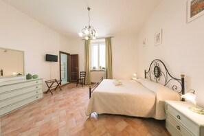 10 Schlafzimmer, Schreibtisch, Bügeleisen/Bügelbrett, WLAN