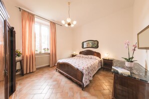 10 Schlafzimmer, Schreibtisch, Bügeleisen/Bügelbrett, WLAN
