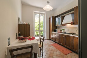 Kjøleskap, mikrobølgeovn, kokeplater og oppvaskmaskin