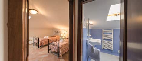 10 bedrooms, desk, WiFi, bed sheets