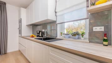 Villa, 4 habitaciones, alberca privada | Cocina privada | Refrigerador, microondas, horno y parrilla de estufa