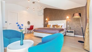 Villa, 4 chambres, piscine privée | Coin séjour | Télévision à écran plat
