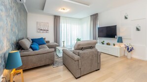 Villa, 4 chambres, piscine privée | Coin séjour | Télévision à écran plat