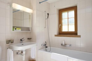 Ensemble baignoire-douche, séchoir à cheveux, serviettes fournies