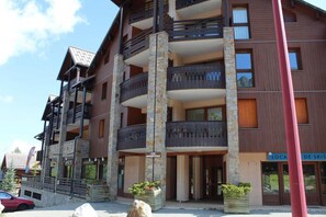 A multi-story hotel with balconies, stone pillars, and a sign indicating it's a ski resort. - 100m from ski slopes, 2nd floor, balcony, tv, 38m², Vars (Vars)