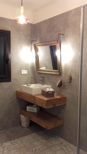Panoramic Apartment (U Fiore) | Bathroom | Rainfall showerhead, free toiletries, hair dryer, towels - U Castellu (Viggianello)