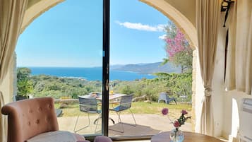 Panoramic Apartment (U Fiore) | Living area | 110-cm flat-screen TV with digital channels, TV