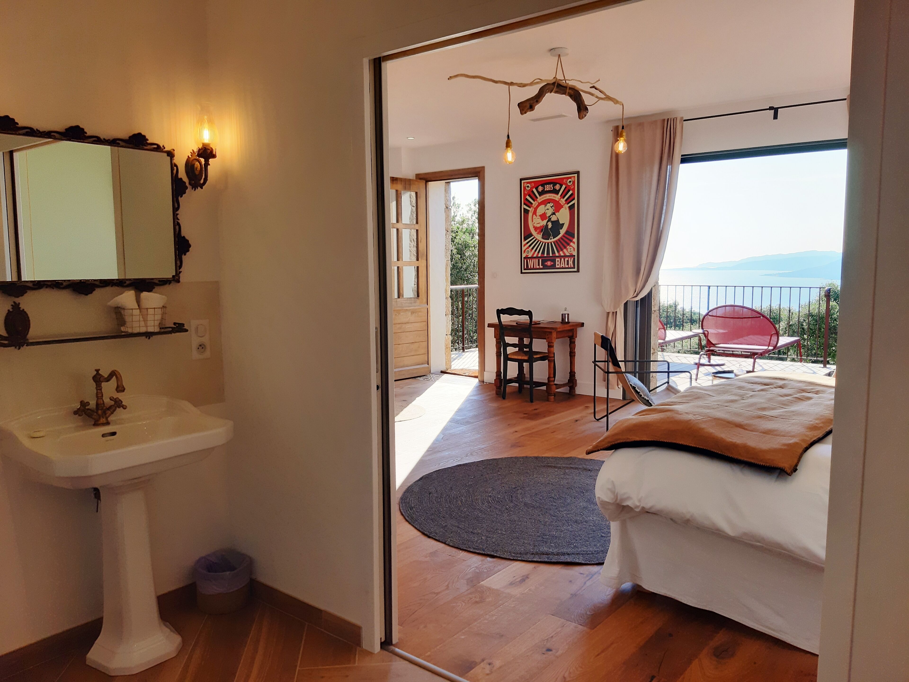 Phòng Cao cấp, có thể sử dụng hồ bơi, quang cảnh biển | Phòng tắm | Vòi sen phun mưa, đồ dùng nhà tắm miễn phí, máy sấy tóc, khăn tắm 