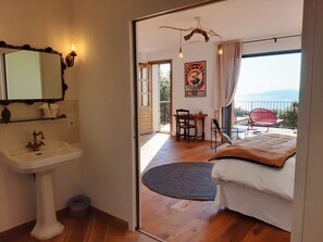 Luxe kamer, toegang tot zwembad, uitzicht op zee | Badkamer | Een regendouche, gratis toiletartikelen, een haardroger, handdoeken