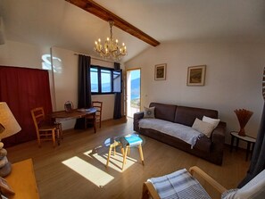 Economy Apartment, 1 Queen Bed with Sofa bed, Sea Facing (Ind'e noi) | Living area | 110-cm flat-screen TV with digital channels, TV - U Castellu (Viggianello)